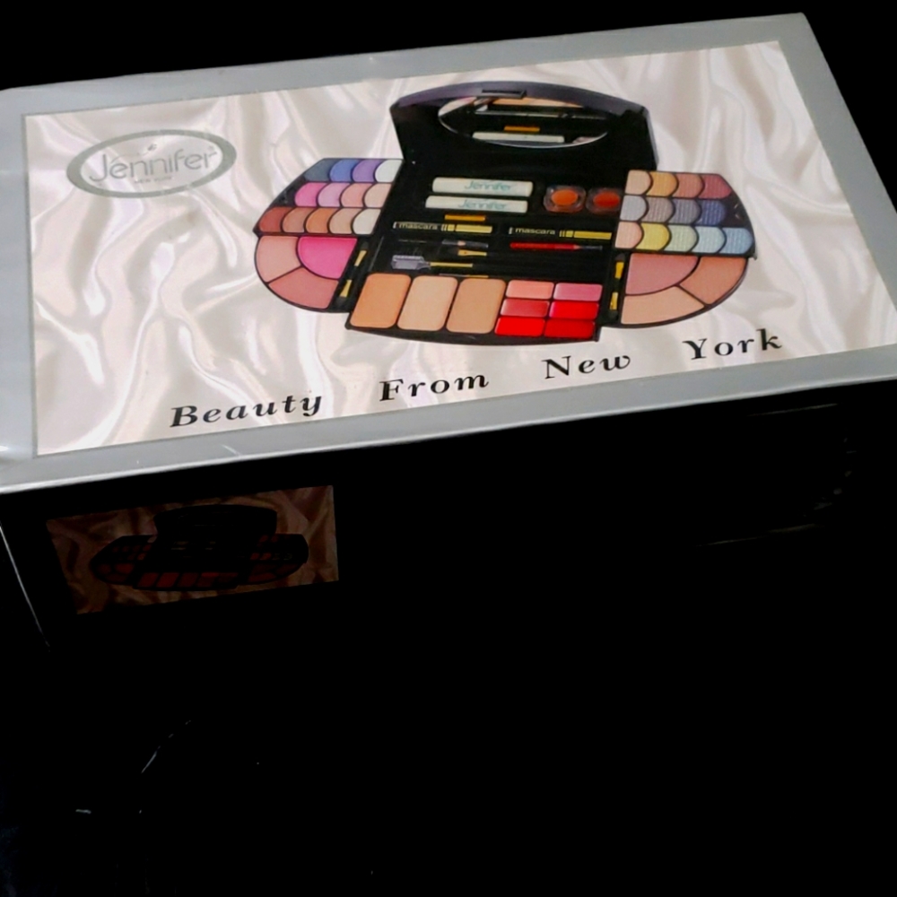 Jennifer  beauti compact set